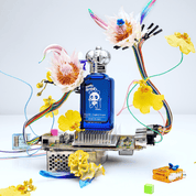 Clive Christian Strange Heavens Out of the Blue Extrait de Parfum 50 ml, fragancia unisex floral ambarada y especiada con frasco artístico de Domingo Zapata.