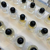 Colección de perfumes en frascos de cristal  del pack de muestras de perfumes 'Los best-sellers de BYREDO' - ABANUC
