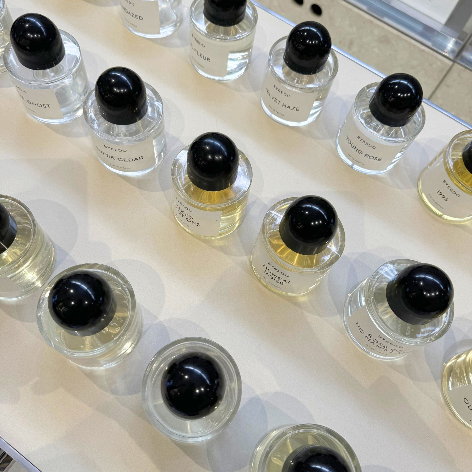 Colección de perfumes en frascos de cristal  del pack de muestras de perfumes 'Los best-sellers de BYREDO' - ABANUC