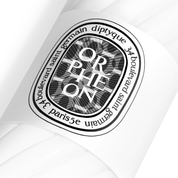 Diptyque Orphéon Loción Corporal 200ml hidrata y perfuma con mandarina verde, enebro y cedro. Extiende la fragancia en la piel.