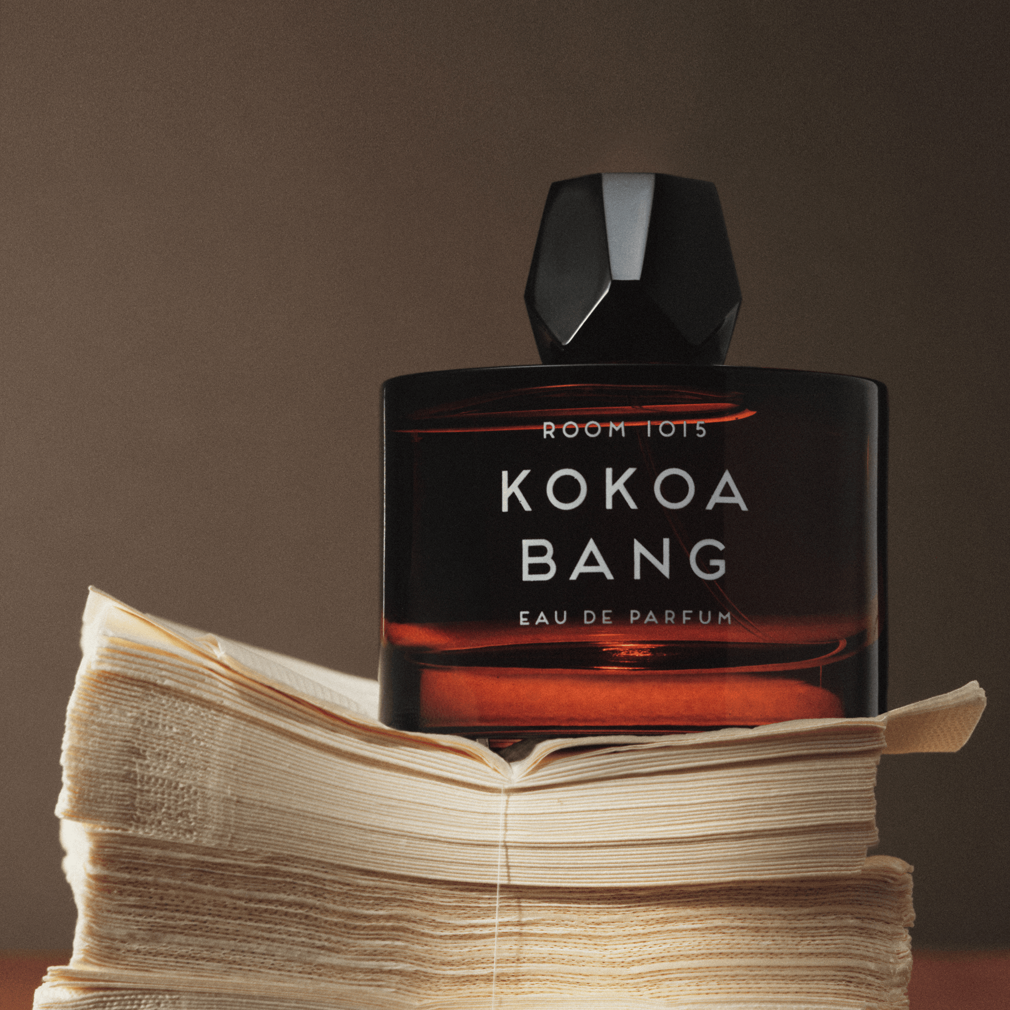 ROOM 1015 KOKOA BANG perfume gourmand de cacao creado por Jérôme Di Marino con notas de champán rosado, magnolia, vainilla y haba tonka