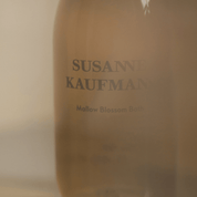 Susanne Kaufmann Mallow Blossom Bath tratamiento de baño relajante con extracto de malva, lavanda y aceites esenciales de romero, salvia y cedro