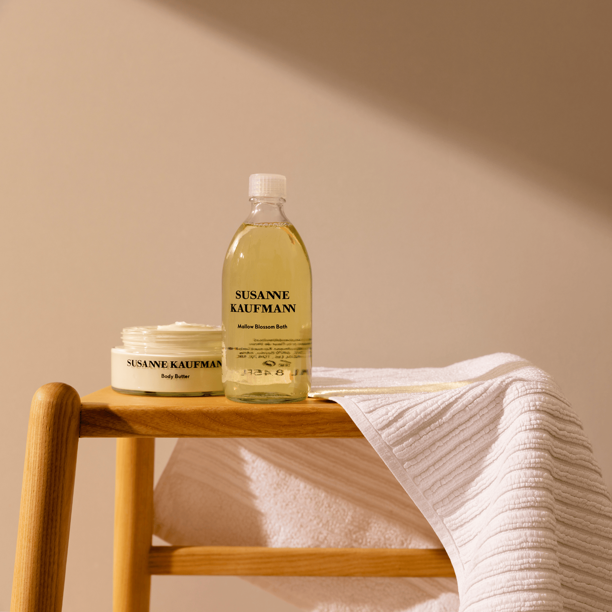 Susanne Kaufmann Mallow Blossom Bath tratamiento de baño relajante con extracto de malva, lavanda y aceites esenciales de romero, salvia y cedro