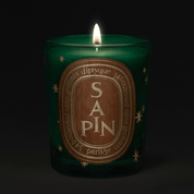 Diptyque Sapin vela perfumada de pino edición limitada con etiqueta de madera y detalles dorados