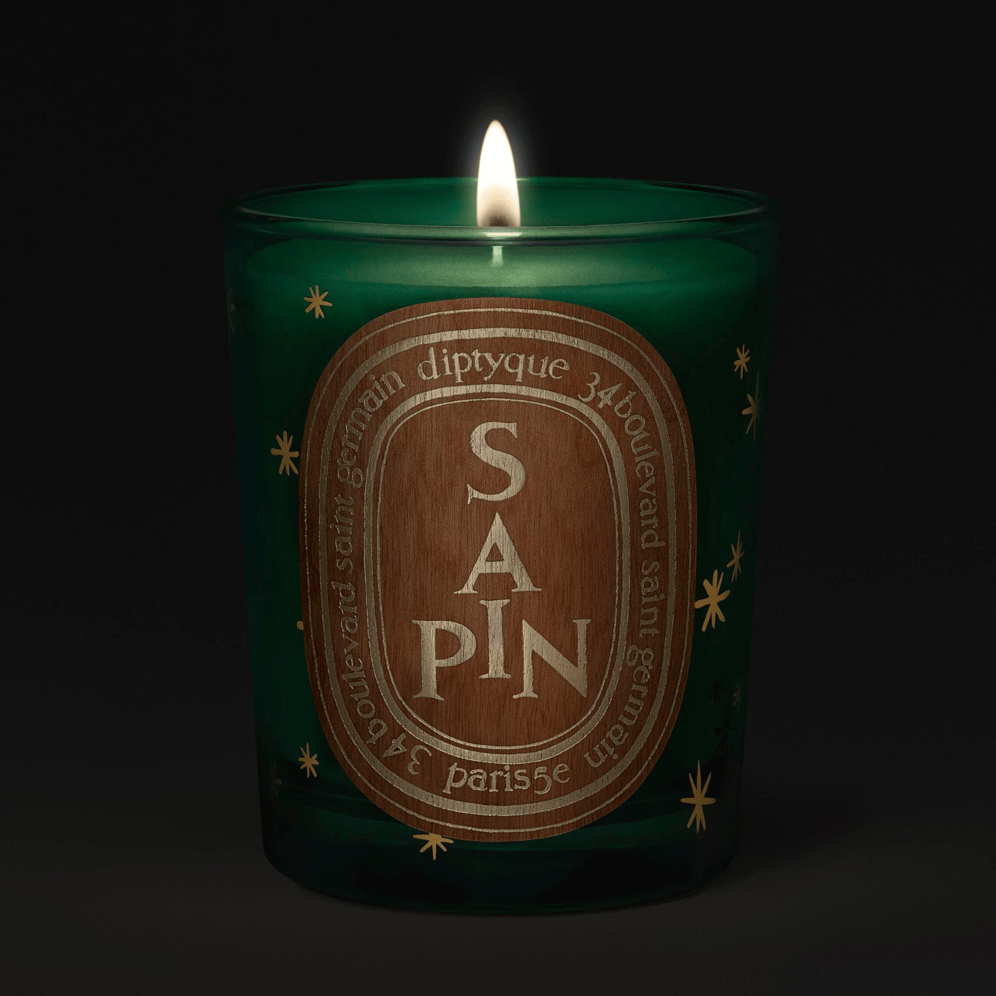 Diptyque Sapin vela perfumada de pino edición limitada con etiqueta de madera y detalles dorados