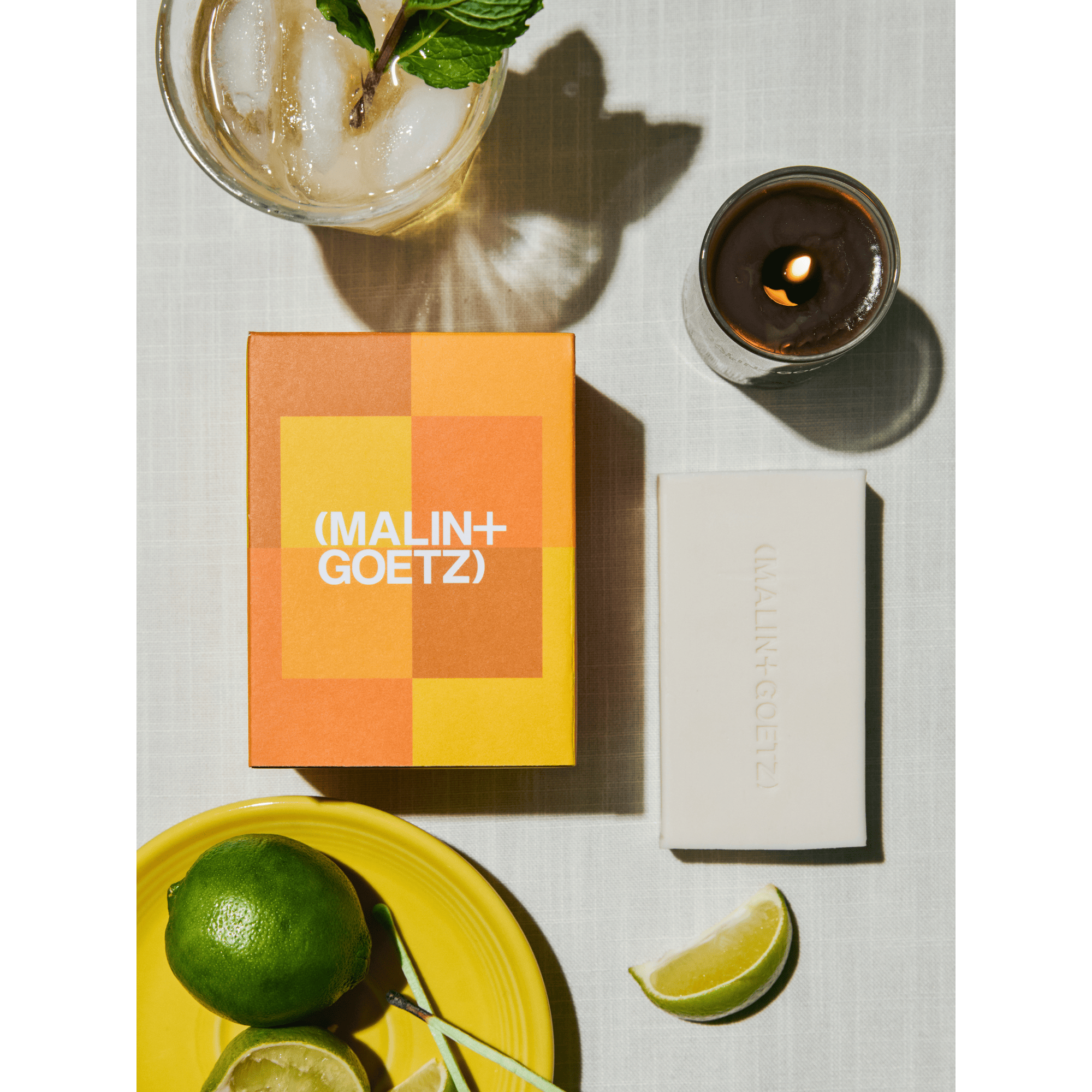 MALIN+GOETZ Twist of Rum Set edición limitada con vela perfumada Dark Rum de 67 g y jabón sólido hidratante Dark Rum de 142 g